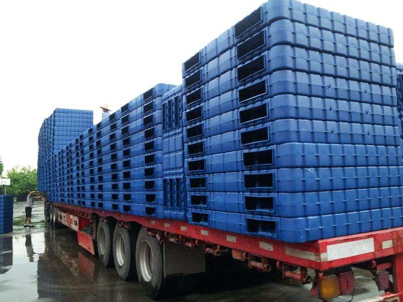 裝車(chē)的中空吹塑塑料托盤(pán) 裝車(chē)的中空吹塑塑料托盤(pán)